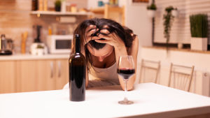 Att erkänna att man har alkoholproblem är svårt för vem som helst. Att erkänna att man har alkoholproblem som småbarnsmamma är så gott som en dödssynd, menar Petra som heter något annat i verkligheten. kvinna och vin