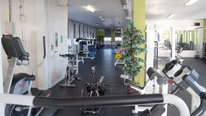 Gymmen är stängda inom Helsingfors och Nylands sjukvårdsdistrikt dit Hangö hör. Cyklar på ett gym.