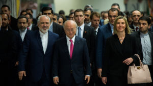 Irans utrikesminister Javad Zarif, IAEA:s generaldirektör Yukiya Amano och EU:s utrikespolitiska representant Federica Mogherini efter lördagens diskussion. Irans utrikesminister Javad Zarif, IAEA:s generaldirektör Yukiya Amano och EU:s utrikespolitiska representant Federica Mogherini efter diskussion om kärnteknikavtalet i Wien den 16.1.2016.