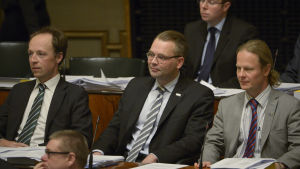 Jussi Halla-aho, Jussi Niinistö ja Juho Eerola i riksdagen december 2013.