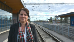 Margita Sundstedt Margita Sundstedt står på perrongen vid Bennäs tågstation i Pedersöre