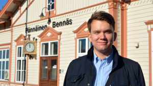 Jacob Storbjörk står framför stationshuset vid Bennäs tågstation i Pedersöre