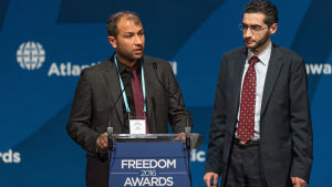 Den humanitära organisationen Vita hjälmarna mottog the Atlantic Council Freedom Award i Polen i juni, och är också tippade för Nobels fredspris. På bilden Farouq al Habib (till höger) och Raed al Saleh, som representerar organisationen. Den humanitära organisationen Vita hjälmarna mottog the Atlantic Council Freedom Award i Polen i juni, och är också tippade för Nobels fredspris. På bilden Farouq al Habib (till höger) och och Raed al Saleh, som representerar organisationen.