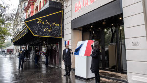 President Francois Hollande och borgmästaren Anne hidalgo avtäckte en minnesplakett utanför konsertlokalen Bataclan. President francois Hollande avtäcker en minnesplakett utanför konsertlokalen Bataclan i Paris.