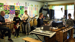 Gerby skolas kör ackompanjeras av ett eget band under Skolmusik 2017. I mitten läraren Jenny Nygård. Bandet som ska ackompanjera Gerby skolas projektkör i Skolmusik 2017.