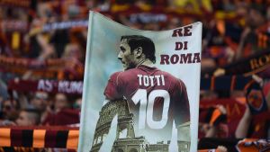 Francesco Totti är AS Roma-fansens stora favorit. AS Roma-fansens banderoll på Francesco Totti, våren 2017.