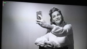 Janina Fry tar en selfie av Rita Hayworth. Janina Fry tar en selfie med sin mobiltelefon.