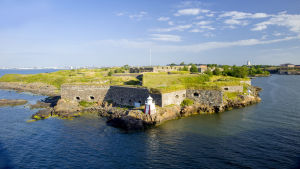 Sveaborg är ett populärt turistmål i Helsingfors. En bild tagen från luften på Sveaborgs fästning. Havet runt omkring är blått och vädret är klart.
