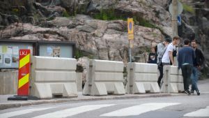 Betonghinder står utanför entrén till Tempelplatsens kyrka i Helsingfors. Betongblock utanför Tempelplatsens kyrka i Helsingfors.