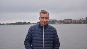 Christoffer Wiik är en av företagarna bakom Bryggan. Christoffer Wiik står i inre hamnen i Vasa.