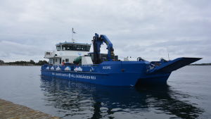 Servicefartyget M/S Roope sköter avfallshantering i skärgården. Fartyget är nytt för i år. Håll skärgården rens fartyg ms Roope i helbild.