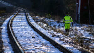 Destia sköter servicearbetet vid spåret. Destia-anställd granskar järnvägen till Lovisa
