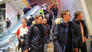 Endast några personer åt gången fick gå ner till metroperrongen. Matkustajia menossa metroasemalle.