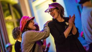 En glad svängom. Hanna Grandell och Sanna Huldén på festen efter DuvTeaterns seminarium. Två glada männisor ser på varandra