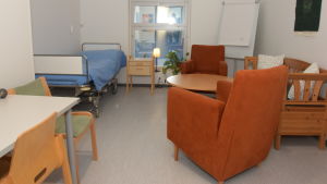 Det här är ett av rummen på den ungdomspsykiatriska avdelningen. Ett rum på Raseborgs mentalvårdscenter.