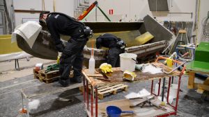 En mindre båt vars skrov armeras med glasfiber. Laminering av båt hos Boomeranger boats i Lovisa