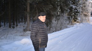 På den plats på vägen till Andra sjön i Nykarleby där Lars Pensar står skedde arkebuseringen av 16 ryska soldater den 2 mars. På den plats på vägen till Andra sjön i Nykarleby där Lars Pensar står skedde arkebuseringen av 16 ryska soldater den 2 mars 1918