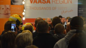 Kaptenen informerade passagerarna om vad som hänt. Kapten informerar passagerare på Vasa flygplats efter nödlandning.