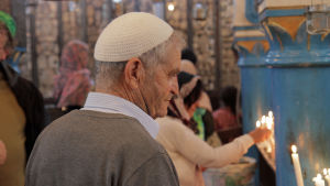 Inne i El Ghribasynagogan som i judisk tradition anses vara världens äldsta. Inne i El Ghribasynagogan på Djerba under Lag Baomer 2018.