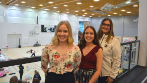Nora Hermansson och Emma Björklund representerar ÅKG Palästra. Lina Nyman (till höger) är koordinator för truppgymnastik vid Finlands Svenska Gymnastikförbund (FSG). Finlandssvenska gymnastikförbundets tävlingar.