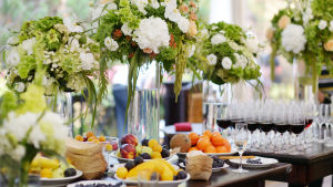 I vår blir det inga storslagna examensfester på grund av pandemin. Istället får alla fira på varsitt håll och ta del av ceremonin virtuellt. (Arkivbild.) En dukat bord med stora blomsterarrangemang, plockmat och vinglas med rödvin.