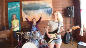 Arkivbild. Via Fyrkka kan unga få fyrk bland annat för nya instrument. Alexandra Jensen, Sofia Fri-Xavier och Amanda Tverin musicerar.