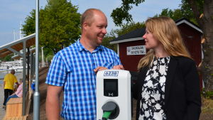 Benny Byman och Mikaela Holmström från Ekenäs Energi står bredvid den nya elbilsstolpen. Benny Byman och Mikaela Holmström vid en elladdningsstation för bilar