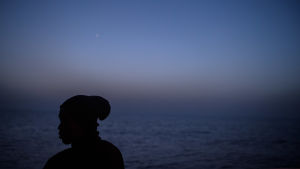 Räddad utanför den libyska kusten En räddad man ombord på räddningsfartyget Aquarius den 21 april 2018.