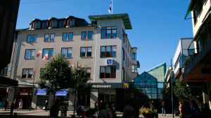 En imaginär promenad genom hemstaden Skövde i Sverige hjälper Jonas von Essen att minnas långa rader med siffror. Skövde var en av de orter som kände av skalvet på midsommardagen.