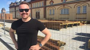 Tommi Mäki ordnar flera medelstora festivaler. Tommi Mäki utanför Kuntsi i Vasa.