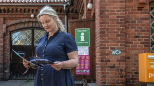 Päivi Storgård är värdinna för första året på Strömfors bruk. Päivi Storgård står utanför turistinformationen vid Strömfors bruk