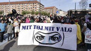 Ifjol blev det förbjudet att offentligt använda slöja som täcker ansiktet. "Mina kläder, mitt val", lyder demonstranternas budskap i Köpenhamn där de protesterar mot det nya danska burkaförbudet.