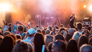 Stora festivaler som Weekend i Helsingfors drar ofta det längre strået när Borgåbor planerar sin sommar. Tippa ja Bizi vetivät yleisöä Weekend Festivaleilla.
