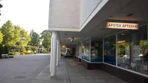 I annexet finns i dag bland annat apotek och skattebyrå. En byggnad med affärer.