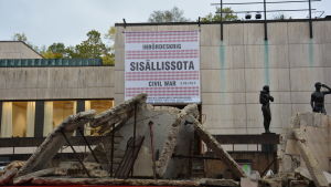 Anssi Pulkkinens installation Streetview (Reassembled) består ett hus som förstörts i kriget i Syrien. Bitar av ett bombaderat hus utanför Wäinö Aaltonens museum.
