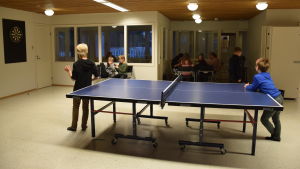 Unkan i Tenala lockade barn och ungdomar redan första dagen. Ett bordtennisbord och några barn.