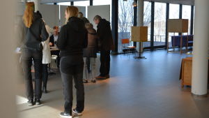Vid Österbottens museum köar man en liten stund för att få rösta i riksdagsvalet. Röstberättigade personer köar för att få rösta i riksdagsvalet 2019.