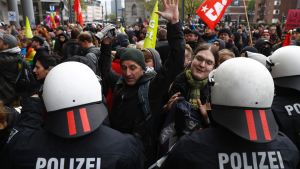 Poliser knuffar bort demonstranter från hotell Maritim i Köln, där AfD samlas till kongress. 22.4.2017