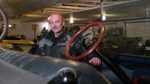 Anders Jansson har renoverat flera veteranbilar och en Cadillac väntar på skötsel. Anders Jansson står bakom en gammal öppen Ford