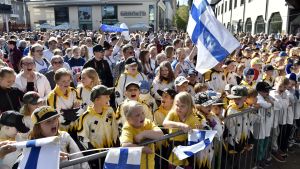Jukka Jalonen lockade folk i Riihimäki. Människor i Riihimäki firar Lejonens VM-guld.