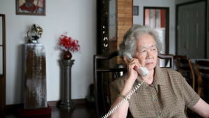 Ding Zilin är före detta professor och arbetat med efterspelet efter massakern. Det är oklart hur många personer som dog den 4 juni 1989. Uppskattningarna varierar från ett par hundra ända upp till 3000. Ding Zilin är före detta professor och har arbetat med efterspelet av massakern 1989.