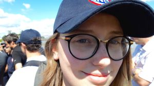- Samhällstjänsten hjälper mig att bli vuxen, eftersom jag får ha praktik på fältet här, säger 16-åriga Anaëlle. Bild på Anaëlle.