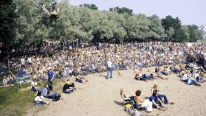 Stängslet framför scenen, och publiken. Ruisrock 1977. Ruisrockpublik 1977.