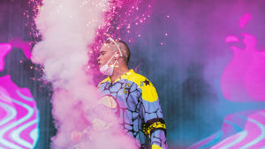 Visuaalisuus näkyi myös pyroi- ja savuelementteinä. Puertoricolaisartisti Bad Bunny Ruisrockin Rantalavalla. Hänen edessään välkkyy kipinöitä ja savupilvi.
