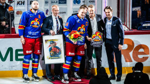 Mäki hyllades 2018 då han spelade sin 618:e match för Jokerit och blev historisk. Tomi Mäki firas i hemmahallen.