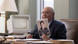 När Roger Ailes och hans team ska välja programledare till kanalen fastnar Ailes för en manlig programledare eftersom han ser ut som en "vanlig kille" och hans aggressiva kroppsspråk kommer göra sig bra i teve. Bild på skådespelaren Russel Crowe som spelar Roger Ailes.