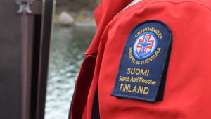 Bild på en arm med en lapp på armen med sjöräddningssällskapets logo och text.