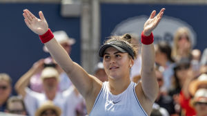 Bianca Andreescu tackar publiken efter turneringssegern. Bianca Andreescu.
