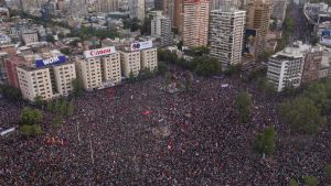 Massprotesterna i Chile har pågått i flera veckors tid. Protesterna har lett till att regeringen meddelat att man inte kan ordna FN:s årliga klimatkonferens i december eller det ekonomiska toppmötet APEC i november. En flygbild visar en stor folkmassa på ett torg i Santiago.