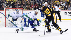 Jevgenij Malkin verkar trivas i rollen som Pittsburghs förstacenter. Jevgenij Malkin anfaller mot Vancouver.